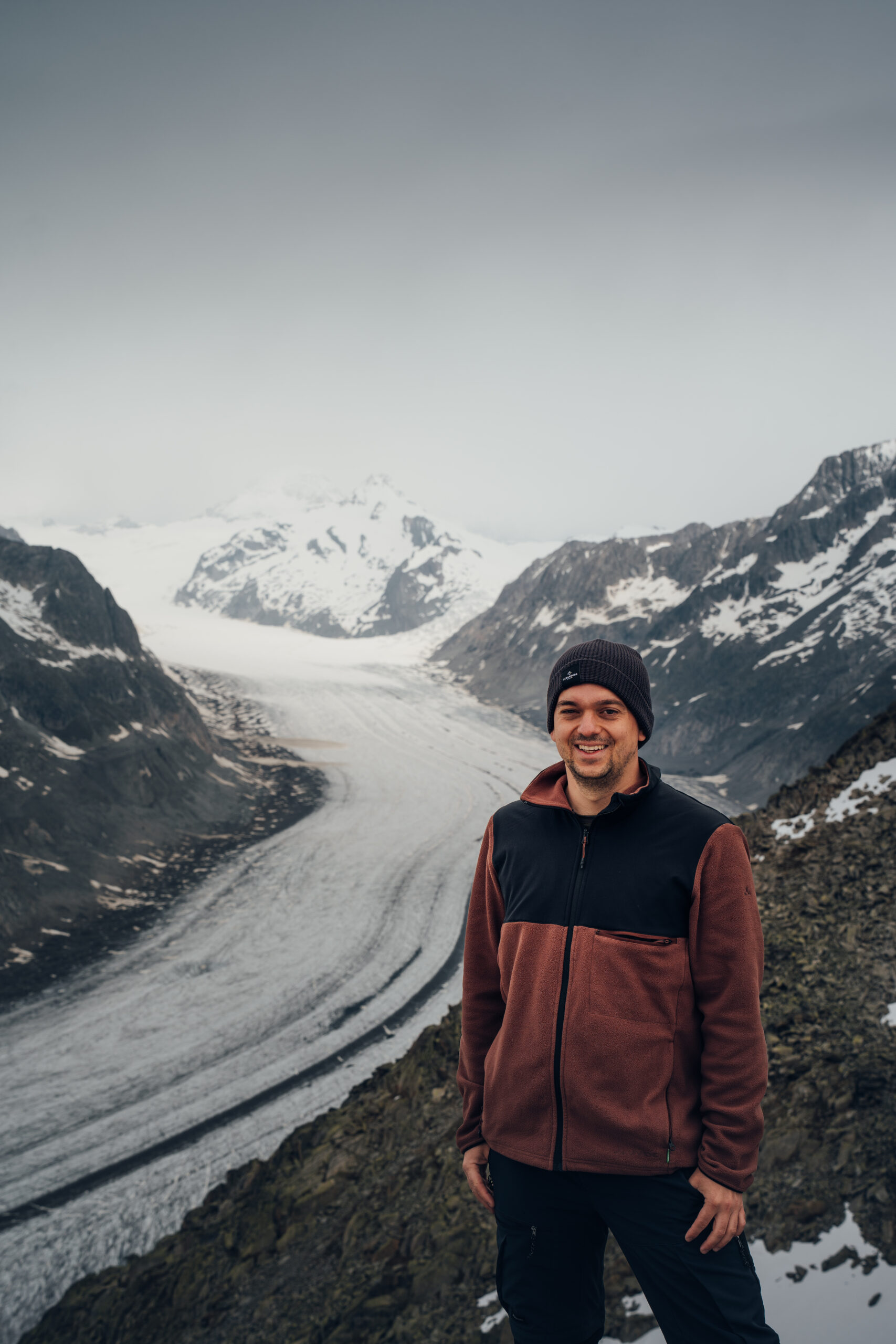 Simon vor einer Gletscherlandschaft während seiner Reise